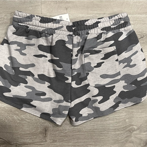 Cabela’s Camo Shorts - Picture 2 of 3